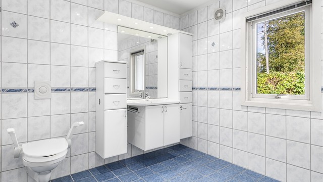 Badet ble fornyet omkring 2003 og har gulvvarme.
