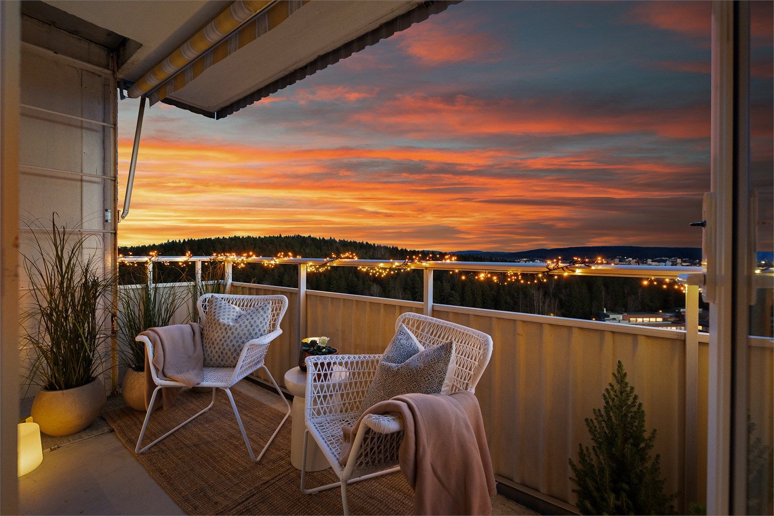 Leiligheten har en svært attraktiv beliggenhet på hjørnet i 9.etg., med balkong på hele 6 kvm!