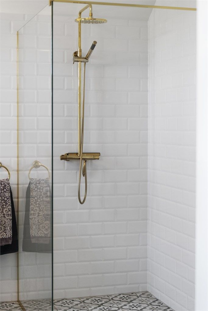 Badet har flislagt gulv med varmekabler.