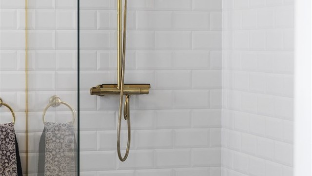 Badet har flislagt gulv med varmekabler.
