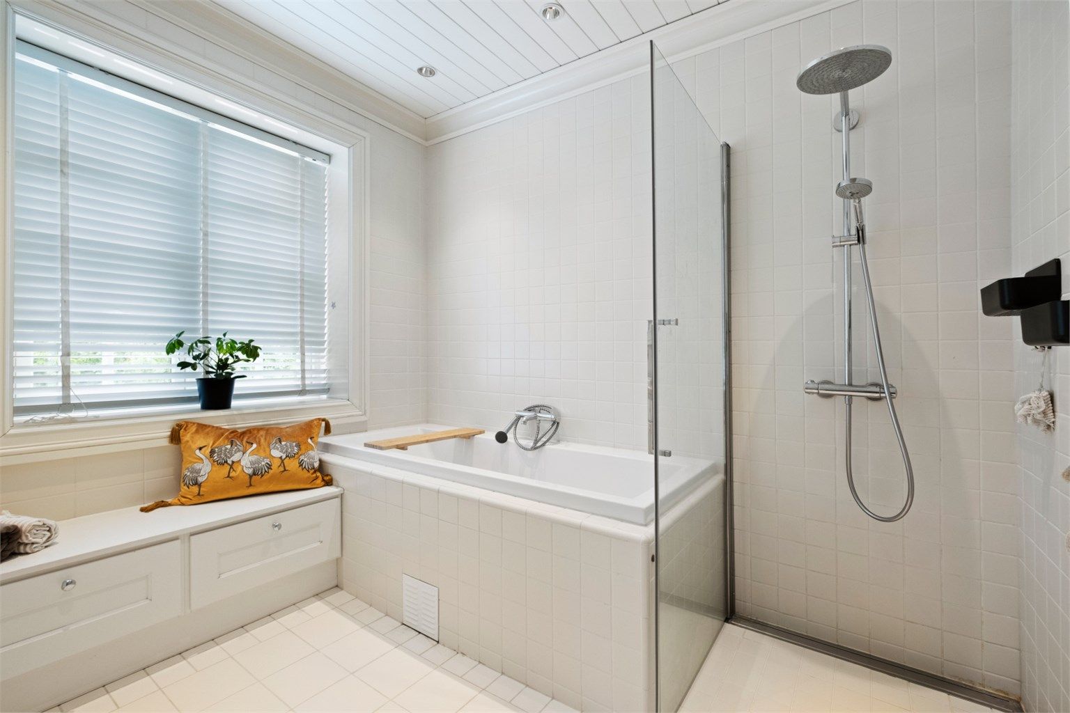 Badet er utstyrt med et innfliset badekar fra Duravit og et separat dusjhjørne med vegghengt dusjarmatur hånd hånddusj og regndusj