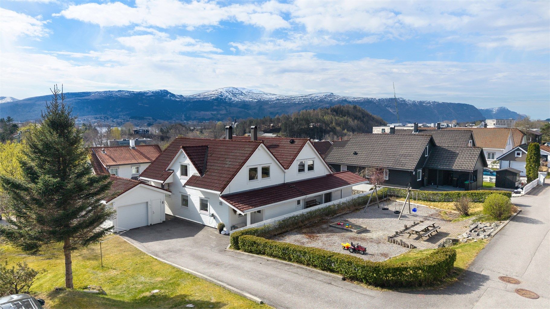 Beliggenheten er ideell for barnefamilier, med lekeplass like ved