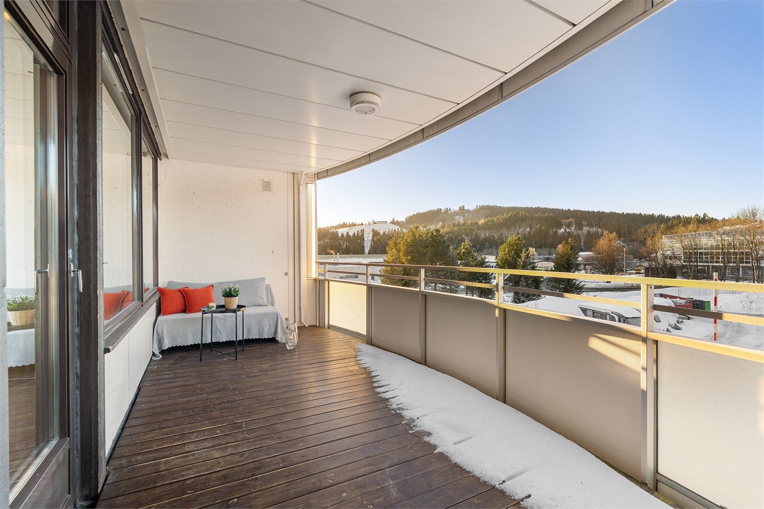 Fra stuen har man direkte utgang til en overbygd balkong på 13 kvm med gode solforhold og fin utsikt. Ingen innsyn. 