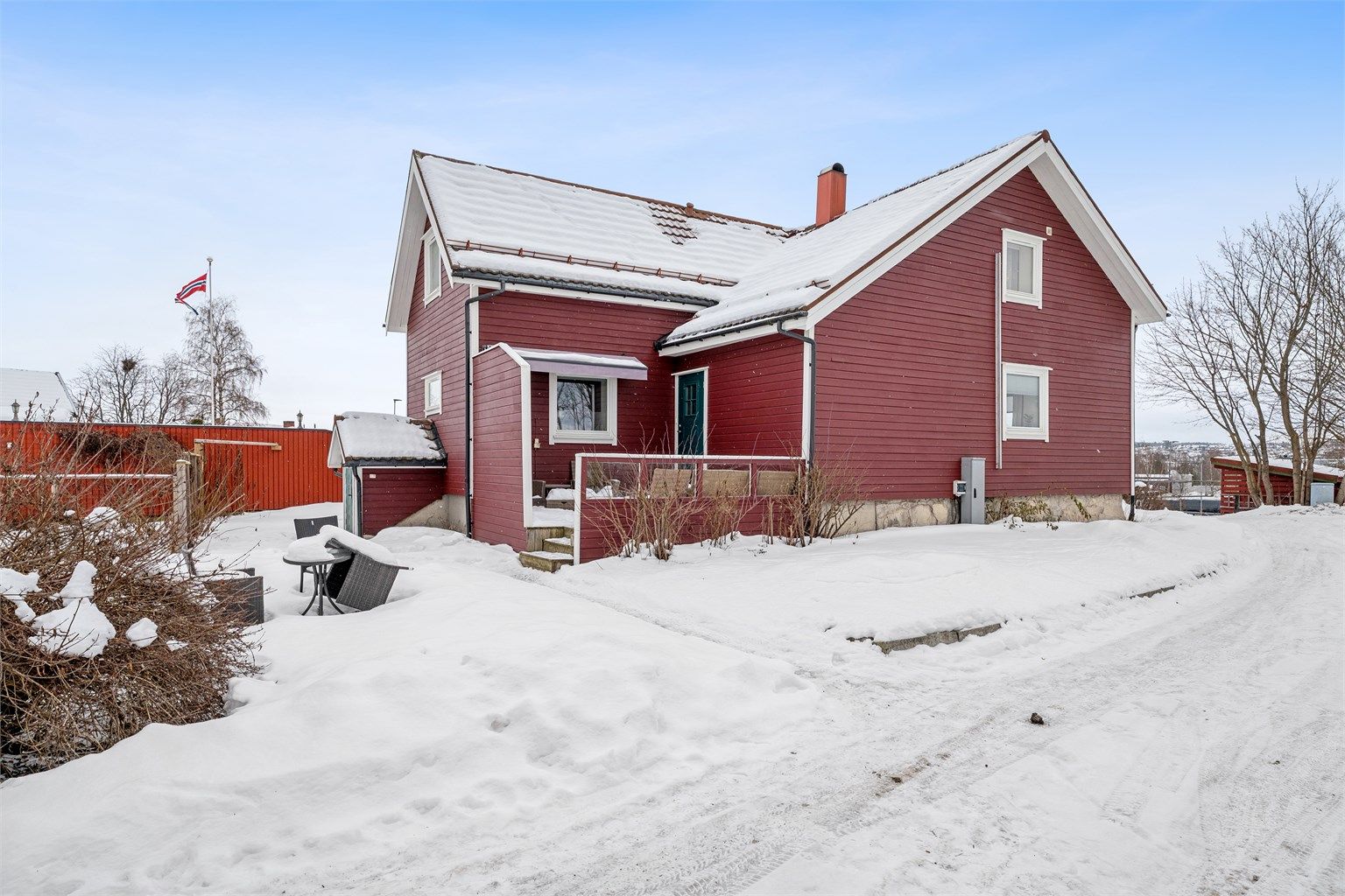 Hovedhuset går over 2 plan og inneholder bl.a. 4 soverom og gjestetoalett. 