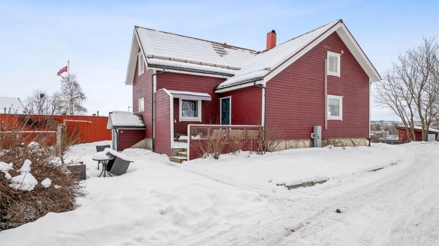 Hovedhuset går over 2 plan og inneholder bl.a. 4 soverom og gjestetoalett.