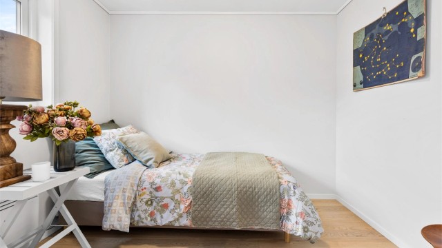 Soverom 2 har godt med plass til seng, skrivebord og garderobeskap og egner seg godt til gjesterom, barnerom eller kontor.