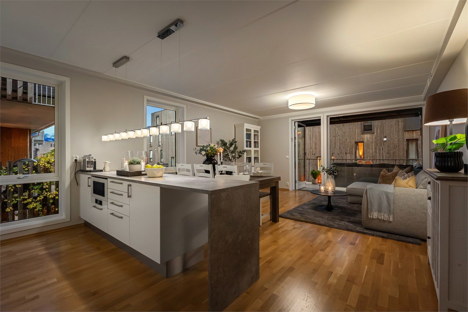 Leiligheten ligger i ende og får naturlig lys fra 3 yttervegger