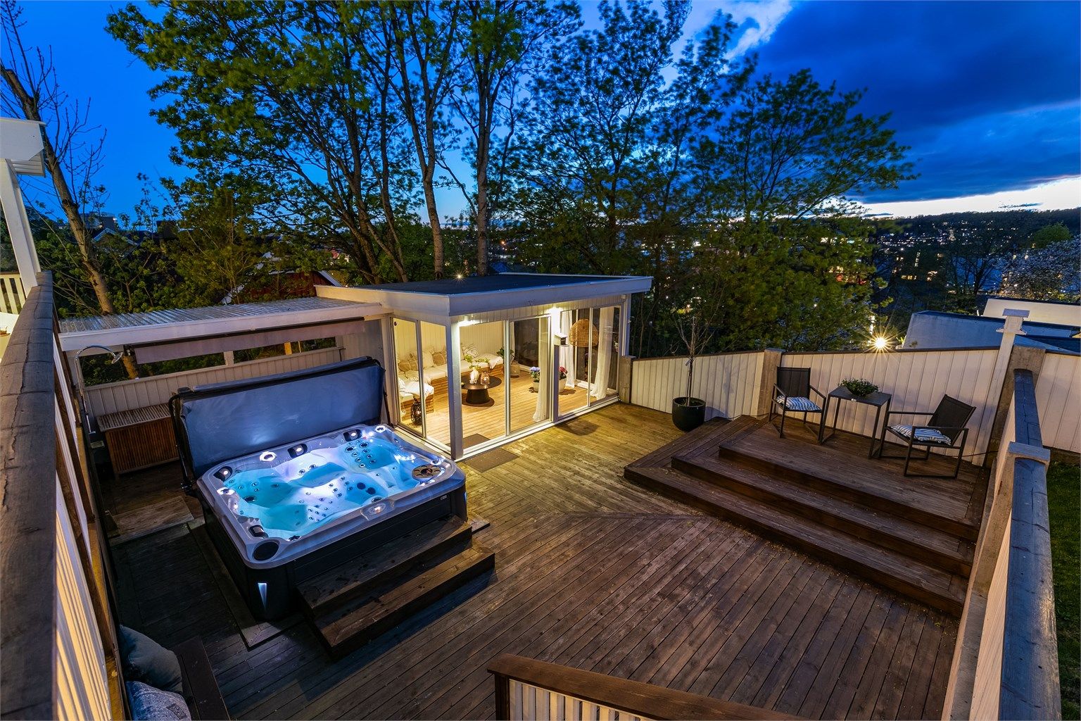 Hagen har flere soner med ulik atmosfære. På den nedre terrassen får du din egen lille pool club.