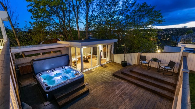 Hagen har flere soner med ulik atmosfære. På den nedre terrassen får du din egen lille pool club.