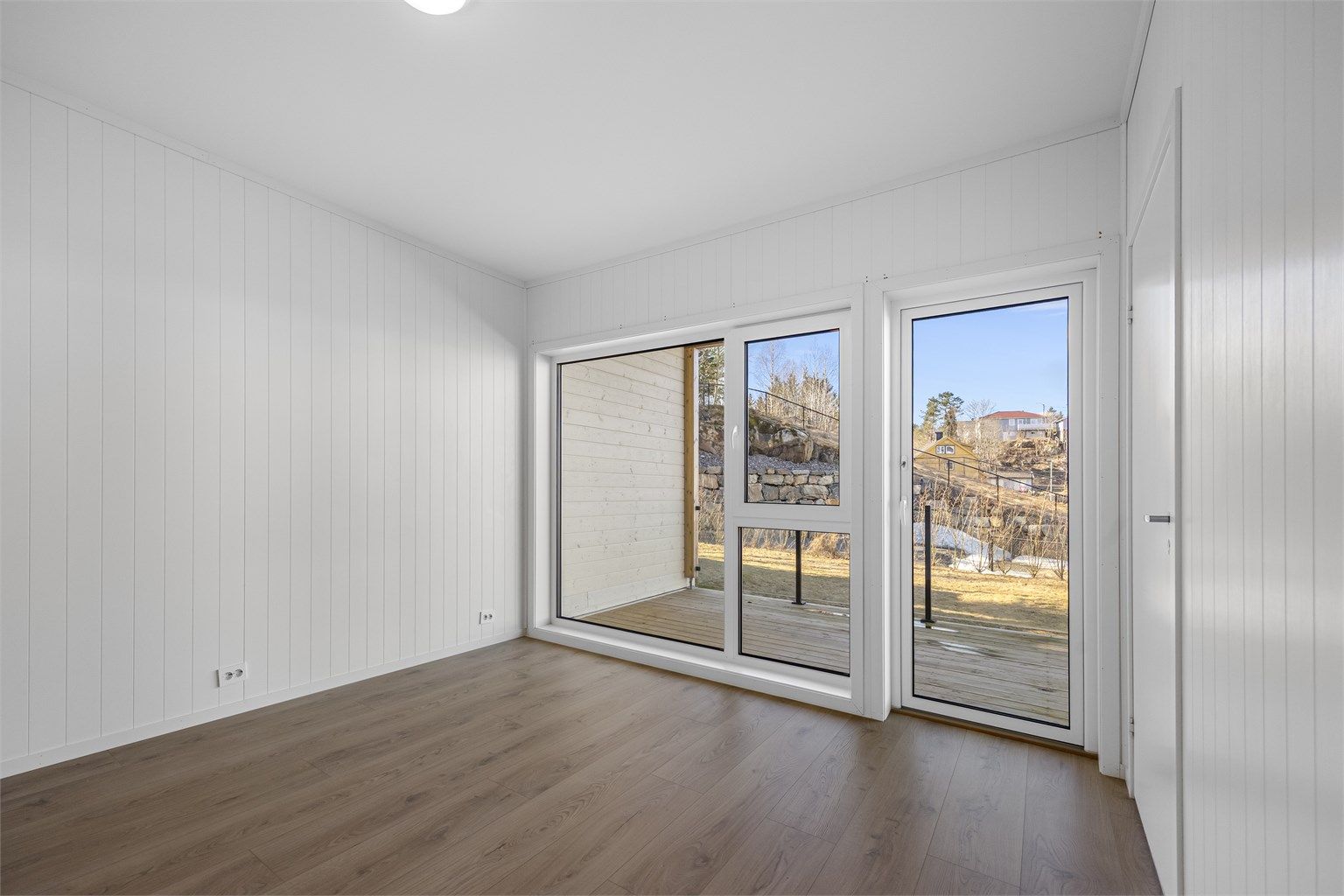 Praktisk vegg mot nabo for en skjermet uteplass.