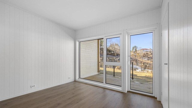 Praktisk vegg mot nabo for en skjermet uteplass.