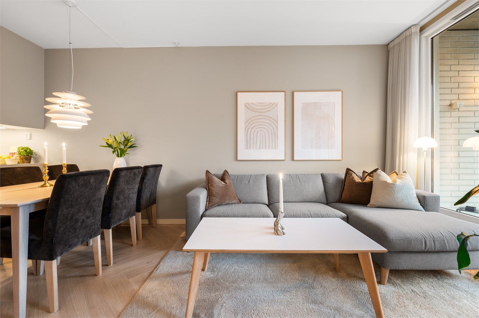 En generøs takhøyde på 2,6 meter og store vindusflater gir en god romfølelse.