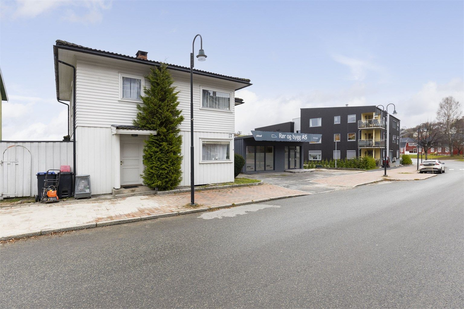 Eiendommen består av bolighus med 3 leiligheter og forretningsbygg med kjellerleilighet