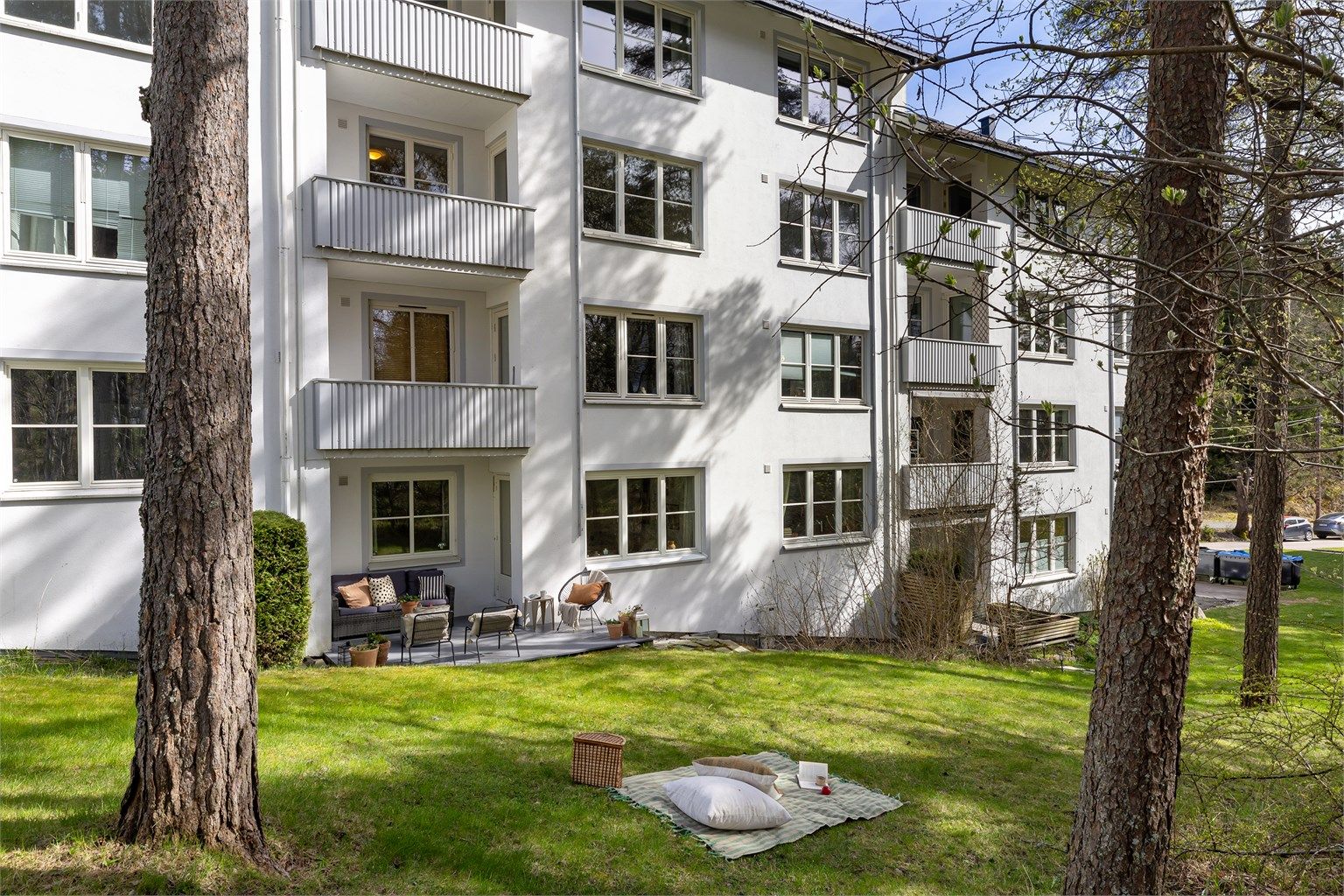 Her er det god plass til utemøblement som både sittegruppe og grill - det er tillatt med el- og eller gassgrill