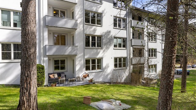 Her er det god plass til utemøblement som både sittegruppe og grill - det er tillatt med el- og eller gassgrill