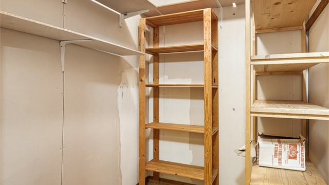 Innvendig bod i underetasjen innredet med praktiske oppbevaringshyller.
