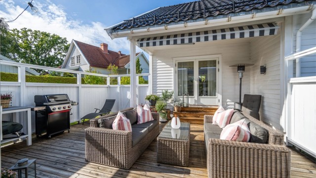 Skjermet uteområde med tette levegger som gir godt med privatliv.