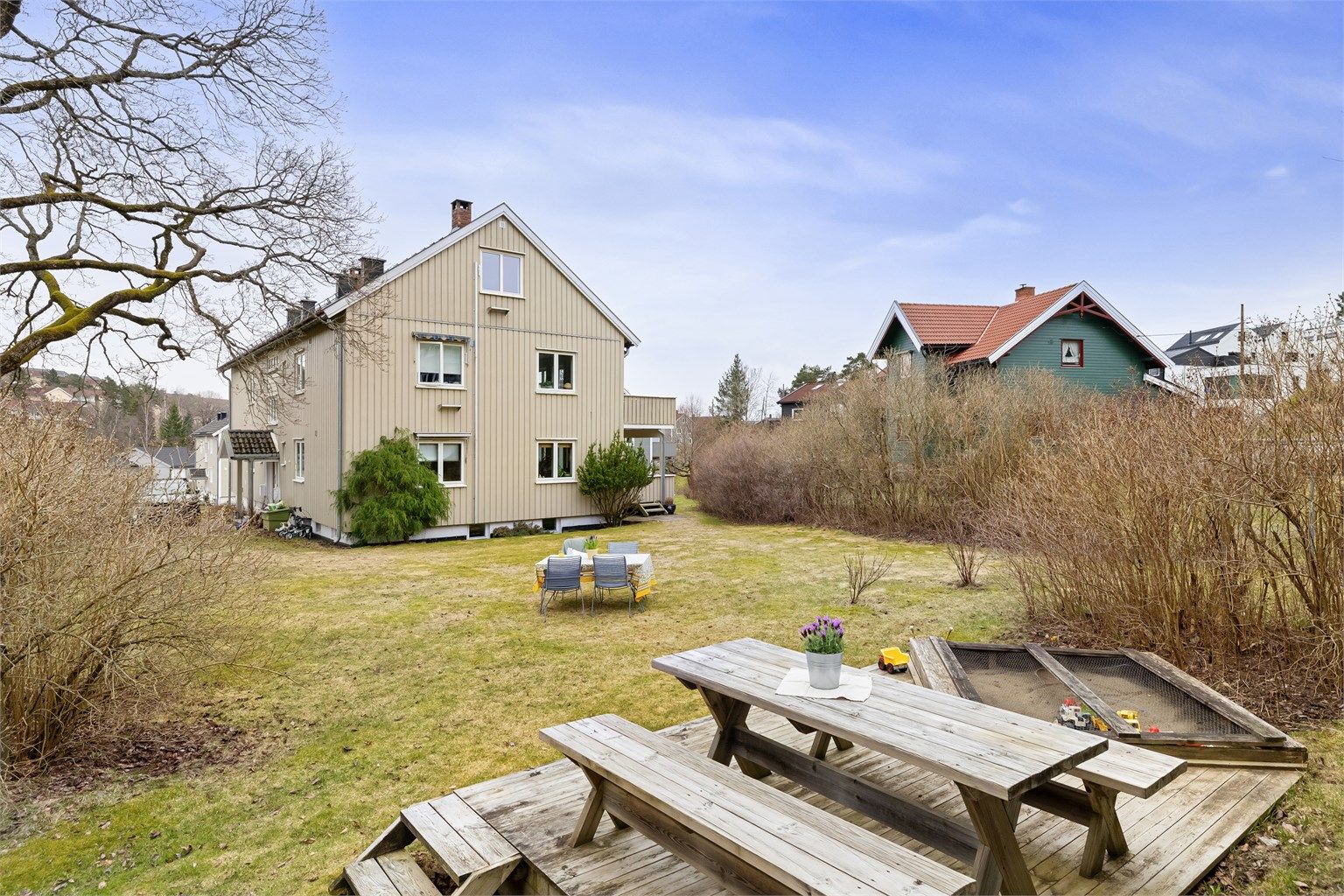 Hagen har meget gode solforhold og masser av boltreplass for både store, små og firbeinte