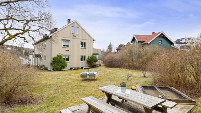 Hagen har meget gode solforhold og masser av boltreplass for både store, små og firbeinte