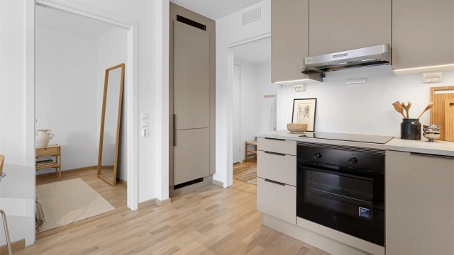 Videre er det integrerte hvitevarer som stekeovn, platetopp og oppvaskmaskin.Ventilator sitter i overskap, samt er det komfyrvakt og automatisk vannstopper montert.