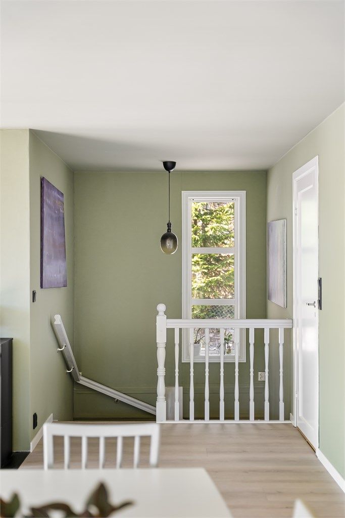 Trapperommet i første etasje, med rekkverk i tre.