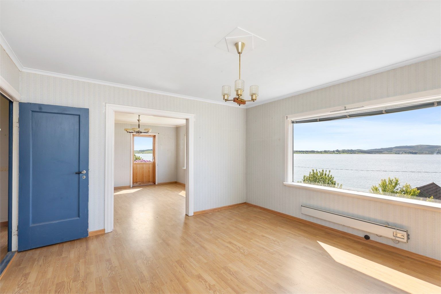 Romslig spisestue med utsikt mot fjorden.