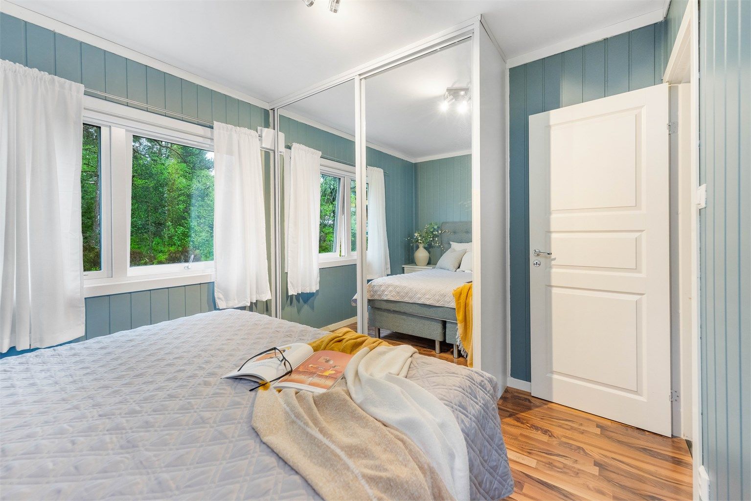 Hovedsoverommet har skyvedørsgarderobe med speilfronter.