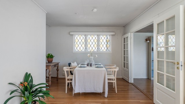 Fra spisestuen er det doble glassdører som åpner inn mot en tilstøtende stue.