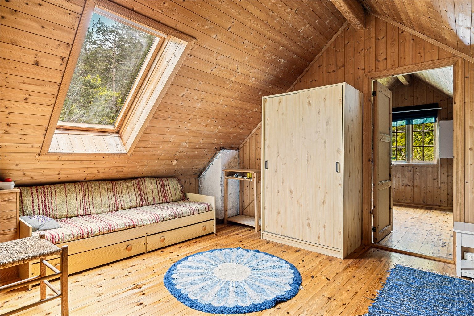 Når du kommer opp i 2. etasje er det et rom som også fungere som en liten loftstue.