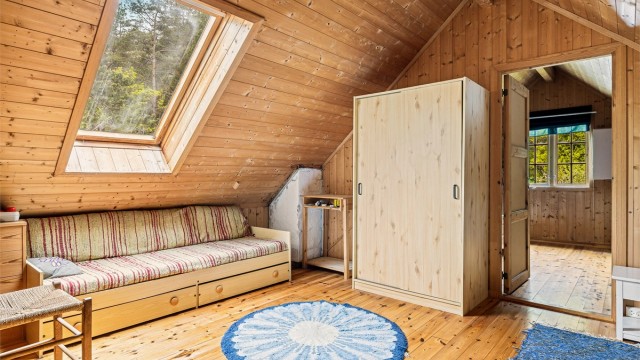 Når du kommer opp i 2. etasje er det et rom som også fungere som en liten loftstue.