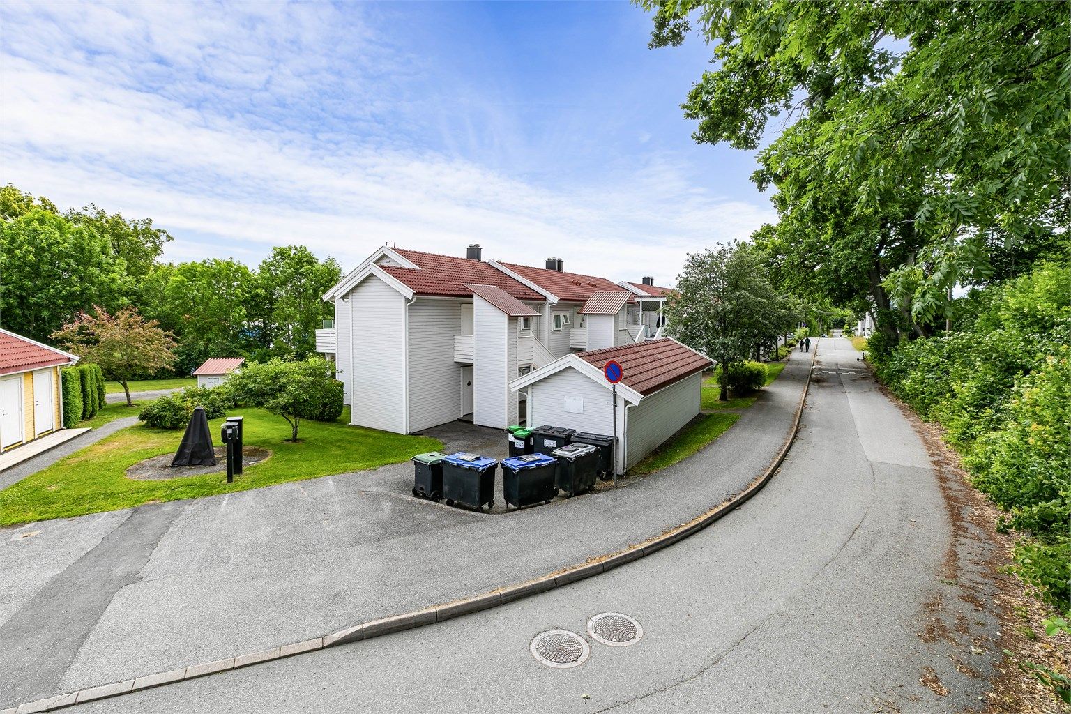 Bod i rekke utenfor bygget disponeres av leiligheten.