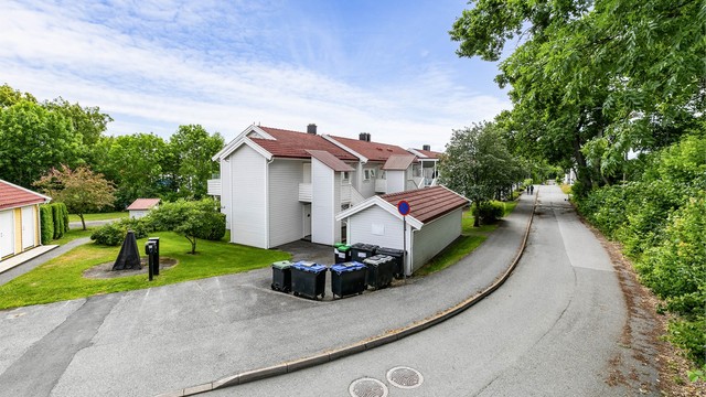 Bod i rekke utenfor bygget disponeres av leiligheten.