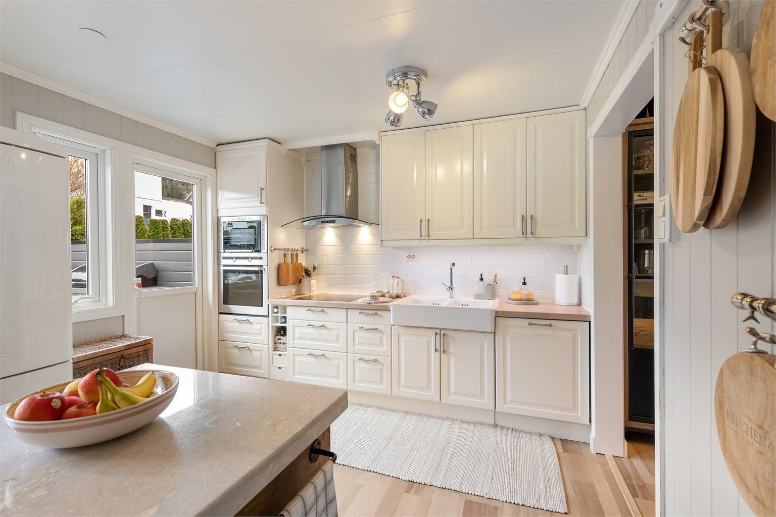 Kjøkkenet har integrert stekeovn, mikrobølgeovn, platetopp og oppvaskmaskin