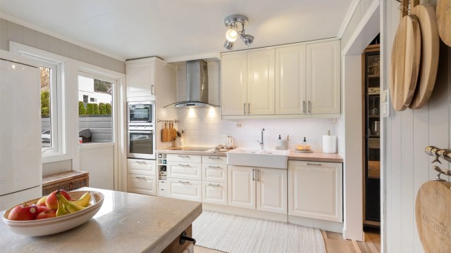Kjøkkenet har integrert stekeovn, mikrobølgeovn, platetopp og oppvaskmaskin