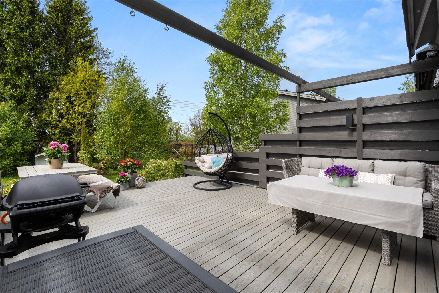 Terrasse med adkomst til hyggelig grøntområde i sameiet.