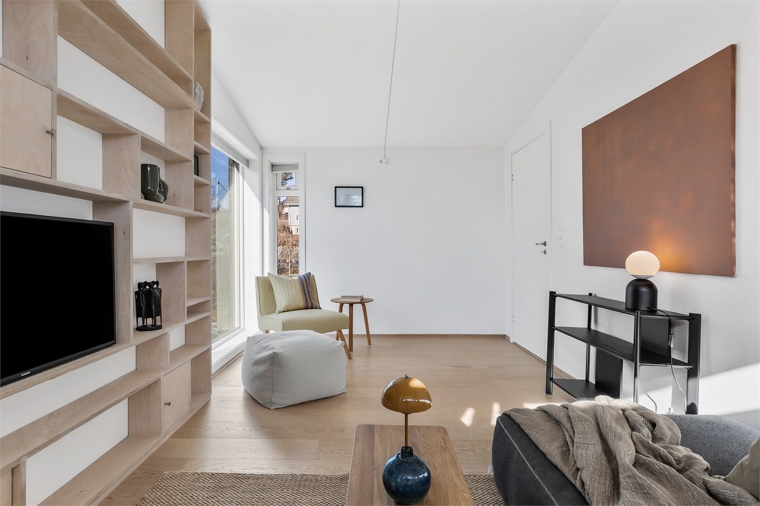 Det ene soverommet er av noe større størrelse enn de andre og benyttes i dag som TV-stue.