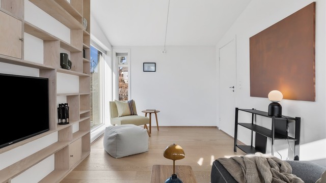 Det ene soverommet er av noe større størrelse enn de andre og benyttes i dag som TV-stue.