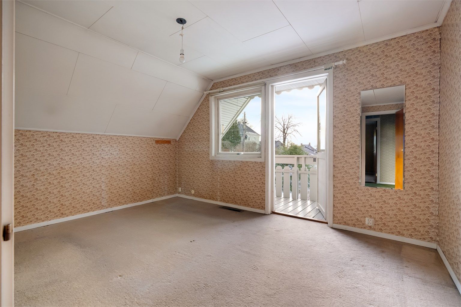 Soverom 3 (boligens største soverom) med utgang til balkong.