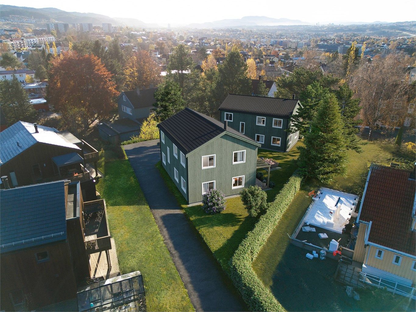 Boligene leveres med varmekabler på begge bad og i entréen samt balansert ventilasjonsanlegg med høyeffektiv varmegjenvinning. Det er kort vei til sentrum, og med et ypperlig kollektivtilbud er det enkelt å komme seg til skole, jobb og resten av byen.