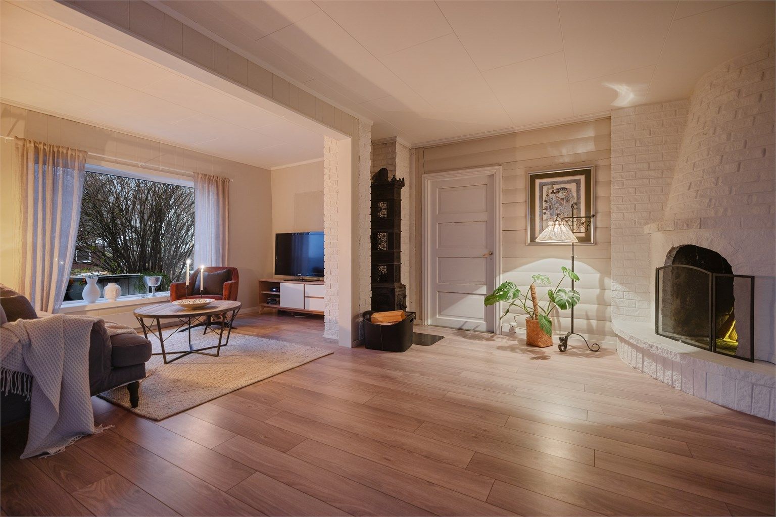 Den flotte vedovnen av støpejern er et eget møbel for seg.