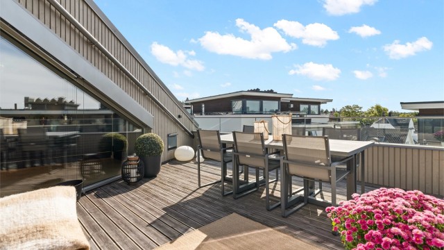 Den generøse størrelsen gir god plass til både spisebord og loungegruppe, og skaper en innbydende ramme for både sosiale sammenkomster og rolige øyeblikk.