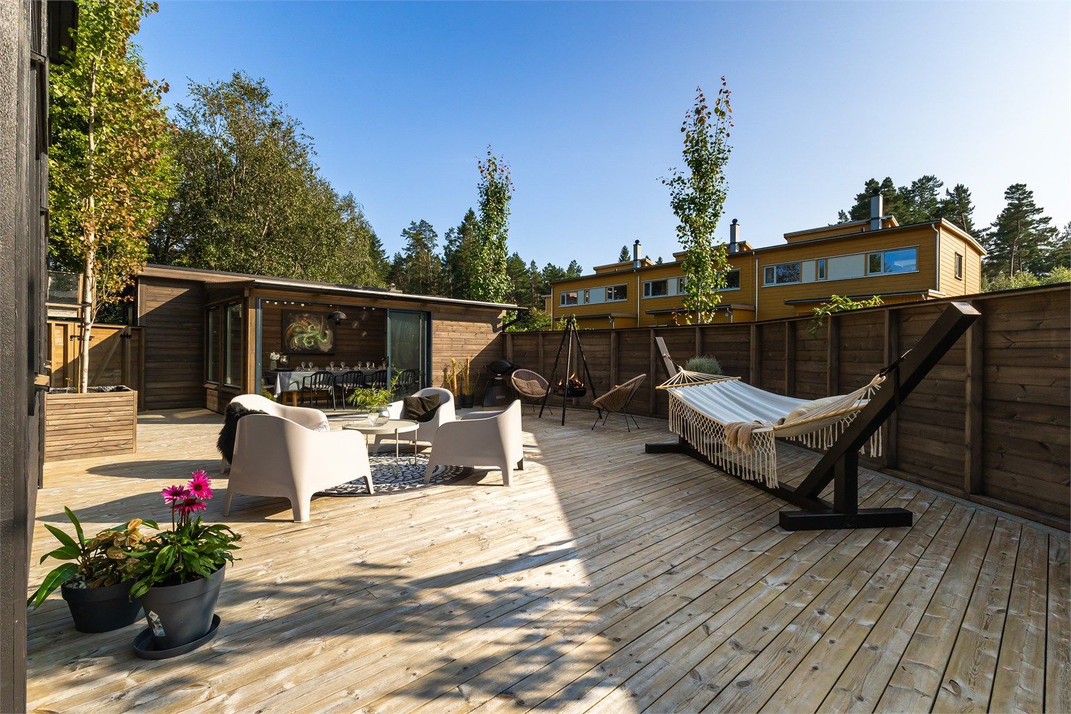 Terrassen på hele 81m² har de beste solforhold fra tidlig morgen til sent på kveld. 