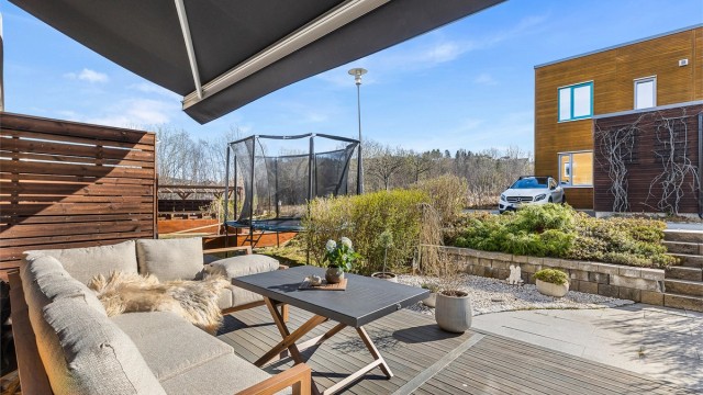 Uteplassen byr på gode solforhold og flere soner for både avslapning og sosiale sammenkomster.