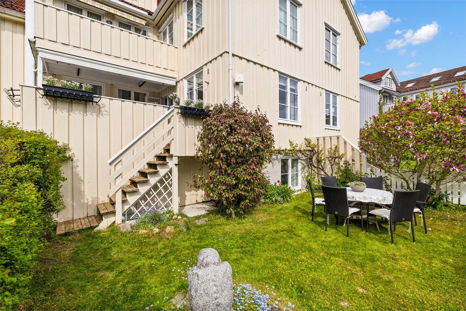 Solrik og flott hage