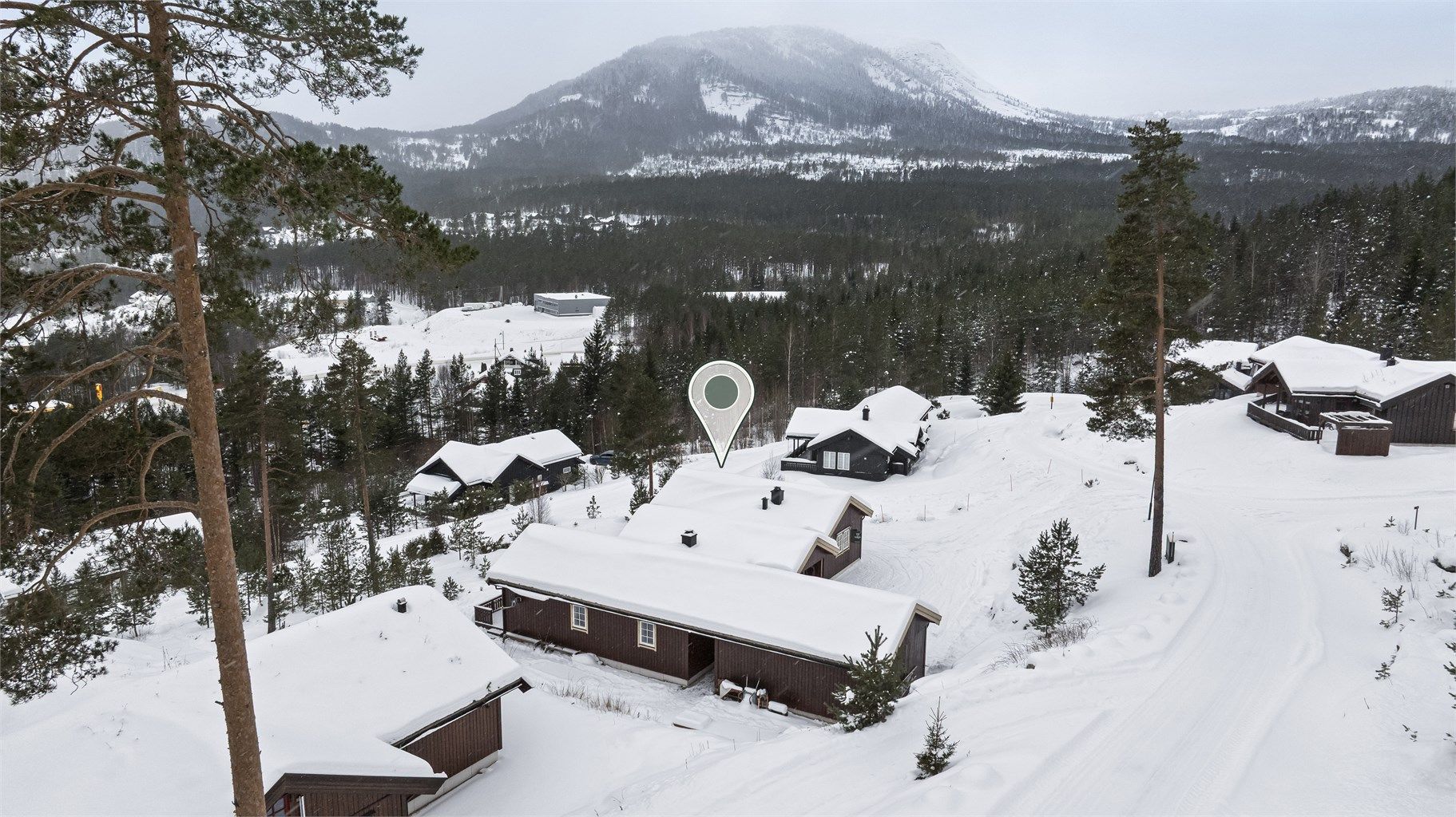 Hytten ligger høyt og fritt med friområder i fremkant