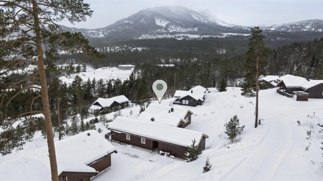 Hytten ligger høyt og fritt med friområder i fremkant
