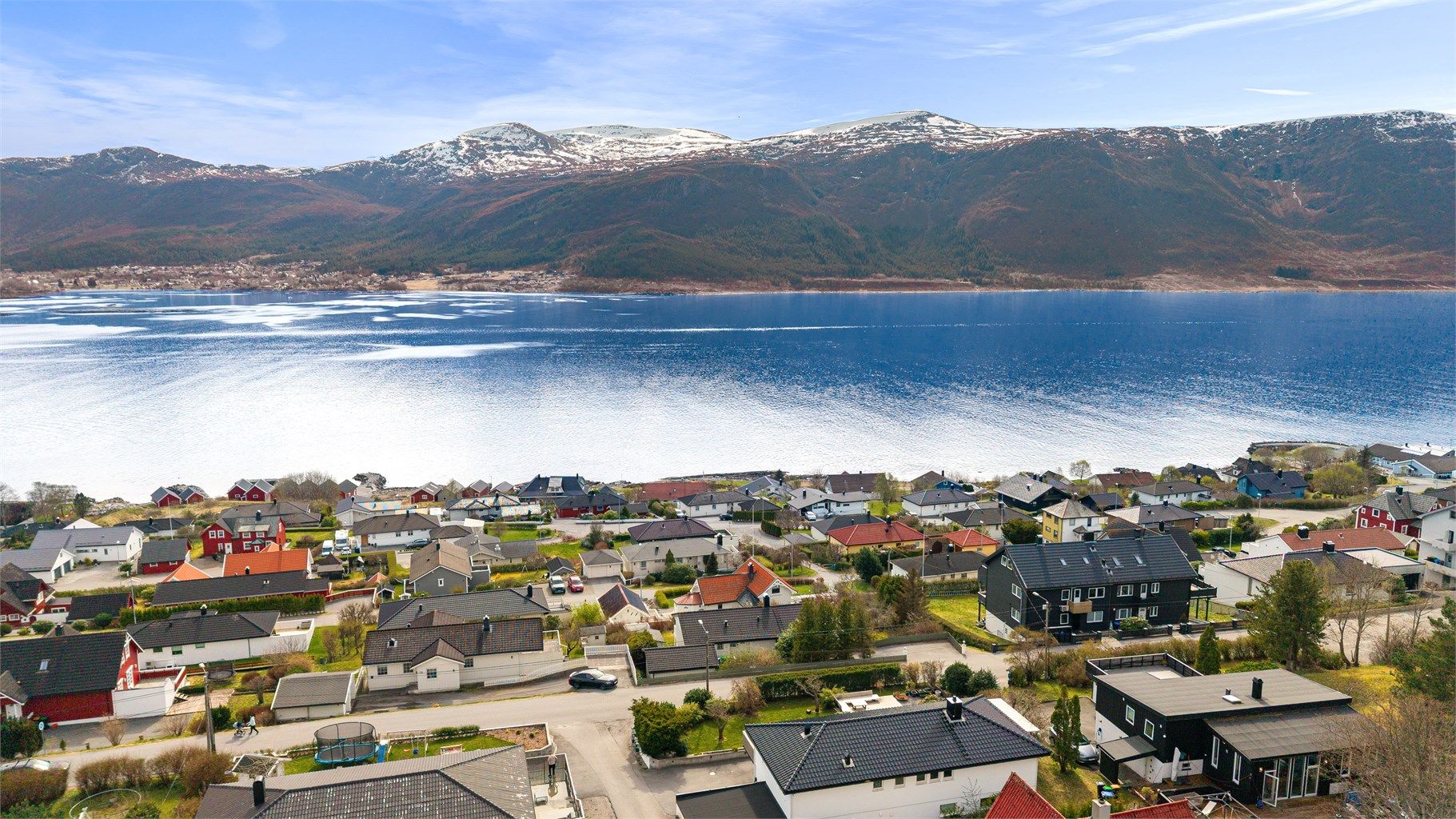 Boligen ligger på sydsiden av Hessa, et område kjent for sin flotte natur og nærhet til sjøen.