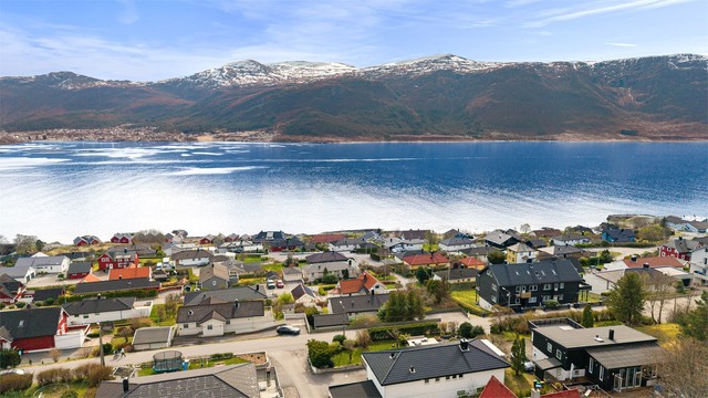 Boligen ligger på sydsiden av Hessa, et område kjent for sin flotte natur og nærhet til sjøen.