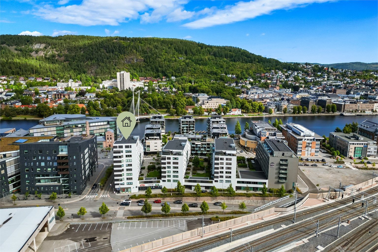Umiddelbar nærhet til matbutikk, bibliotek, USN, Union Scene og diverse restauranter/kaféer.