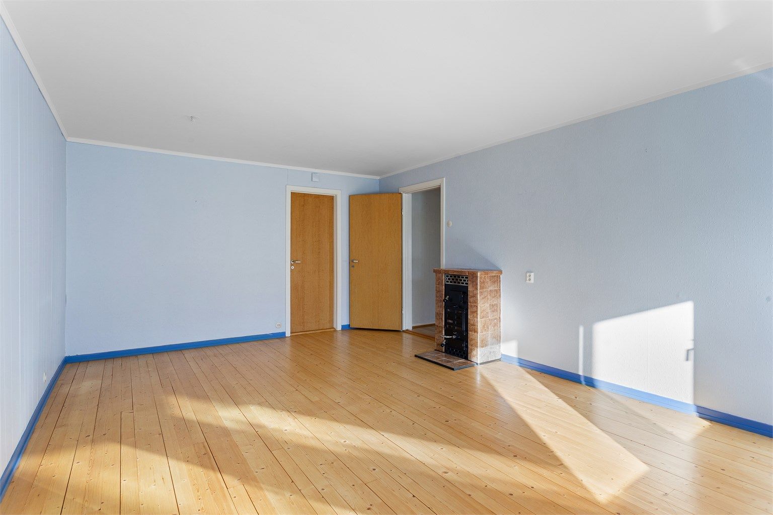 I stuen er det en vedkamin som gir ekstra varme. Pipen er fornyet med innvendig stålrør.